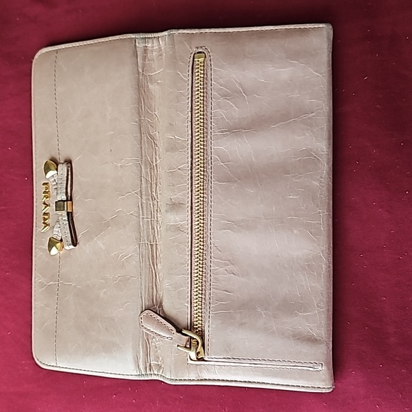 Prada - Picture 4 of 11